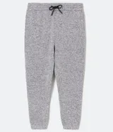 Pantalón de jogging gris jaspeado, con cintura elástica ajustable con cordón, bolsillos laterales y traseros, y puños ajustados.