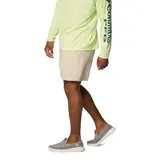 Short de baño Columbia modelo Backcast Water Short, color beige, con cintura elástica ajustable con cordón, bolsillos laterales y bolsillo trasero con cierre.
