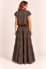 Falda larga color marrón con diseño de múltiples volantes escalonados y cintura elástica.