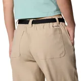 Pantalón cargo Columbia Brea Falls de color beige, confeccionado con tecnologías Omni-Shade y Omni-Shield para protección solar y repelencia a líquidos. Cuenta con cintura elástica parcial, cinturón integrado, amplios bolsillos delanteros y traseros, y perneras de corte recto.