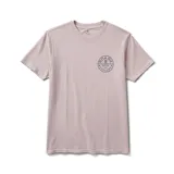 Remera manga corta color lila con estampado en el pecho con el logo de la marca Roark y la frase "Seek & Explore".