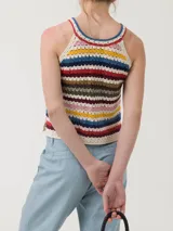 Remera sin mangas tejida a crochet con algodón orgánico, acrílico y lino orgánico. Diseño a rayas horizontales de colores.