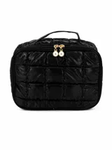 Necessaire de diseño acolchado en color negro, con cierre superior y tiradores decorativos con perlas. Cuenta con un asa superior para facilitar su transporte.