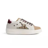 Zapatilla urbana de mujer, color blanco roto, con plataforma blanca. Presenta detalles en color beige en la puntera y el talón (burdeos). El lateral tiene un aplique de estrella con estampado animal print dorado y cordones estampados.