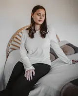 Conjunto de pijama compuesto por buzo de manga larga y pantalón de tiro alto.