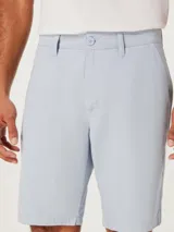 Bermuda de corte recto estilo chino, confeccionada en lino, con ruedo doblado y cierre frontal.