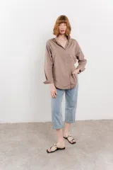 Camisa fucsia de algodón, corte clásico, manga larga y cierre con botones.