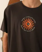 Remera unisex color crema con estampado de un sol anaranjado.