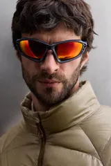 Campera puffer color beige con cuello alto, cierre frontal con cremallera y bolsillos laterales con cierre. Diseño acolchado horizontal.