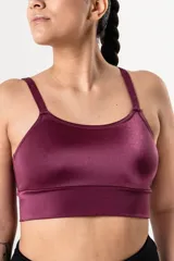 Top deportivo de escote redondo con breteles finos y faja ancha de doble tela para mayor soporte. Confeccionado en tejido con acabado satinado.