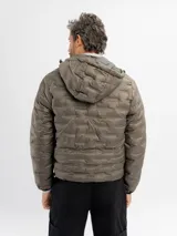 Campera puffer negra con diseño capitoneado, cierre frontal completo y capucha integrada.