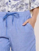 Short de lino color blanco, con calce relajado, cintura elastizada con cordón de ajuste y bolsillos diagonales.