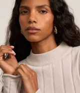 Blusa slim de chenille color beige, con cuello alto y mangas largas.