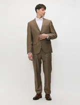 Ambo Harrington Label color negro, compuesto por saco de botonadura simple y pantalón de vestir a juego, de corte clásico y elegante.