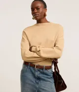 Blusa color beige de mangas largas, confeccionada en punto leve con viscosa más sostenible, con cuello redondo, ribanas en los puños y en la bajo. Posee pliegues sobre la Ribana de la parte baja.