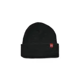 Gorro de lana éS modelo Block Beanie, color negro, con diseño tejido de canalé y pequeña etiqueta roja con el logo de la marca en el doblez.