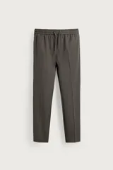 Pantalón regular fit color negro de tejido con viscosa, con cintura elástica ajustable con cordón, bolsillos frontales y traseros.