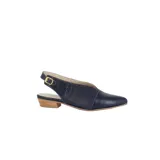 Zapato de cuero azul marino con punta fina, escote en V y laterales calados. Tiene talón abierto con tira ajustable y taco bajo de madera.
