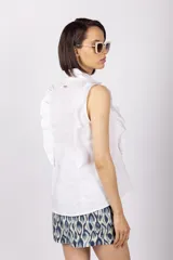 Blusa celeste sin mangas con cuello camisero y volados en los hombros.