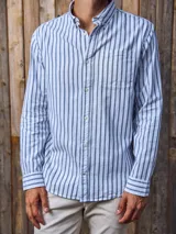 Camisa de manga larga a rayas verticales azules y blancas, con cuello abotonado, bolsillo en el pecho y corte regular.