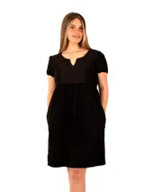 Vestido blanco de broderie con escote en V y mangas cortas.