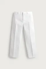 Pantalón chino blanco de corte oversized, confeccionado en sarga de algodón. Cuenta con bolsillos frontales, bolsillos traseros de vivo y cierre frontal con cremallera y gancho metálico oculto.