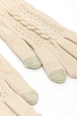 Guantes de punto beige con diseño de ochos y detalles en color verde claro en las puntas de los dedos pulgar e índice.