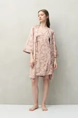 Bata de pijama tipo kimono con estampado animal print en tonos beige y negro, de silueta relajada, con cruce frontal y lazo regulable en la cintura. Tiene mangas amplias y largo por encima de la rodilla.