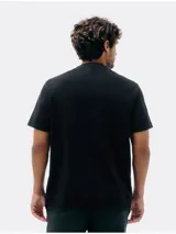 Remera celeste de manga corta con cuello redondo y bolsillo aplicado en el pecho.