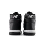 Championes de caña alta New Balance modelo BB480COB, unisex, color negro con detalles en blanco. Presentan el logo "N" en los laterales y suela de goma.