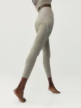 Legging largo negro de tejido Shape_Tech, con líneas de cinta reflectante en los laterales y bolsillos laterales.