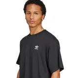 Remera negra de corte holgado con logo Adidas pequeño en el pecho.
