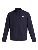 Campera cortaviento Under Armour modelo Rivl Wvn, color azul marino con detalles en blanco. Presenta cierre frontal completo, capucha ajustable con cordones, bolsillos laterales con cierre y puños elásticos.