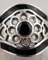 Anillo de plata 925 con diseño calado y detalles de esmalte negro.