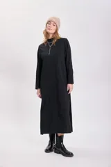 Vestido midi negro de corte recto y mangas largas.