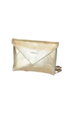 Cartera tipo sobre de fiesta color dorado metalizado, con diseño envolvente, solapa geométrica y correa de cadena metálica.