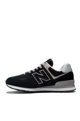 Championes deportivos New Balance modelo 574, color verde con detalles en gris y blanco, confeccionados en gamuza y malla, con el logotipo "N" característico en los laterales y entresuela ENCAP.