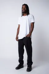 Jean de corte mom fit en color celeste claro, confeccionado en denim resistente con diseño de tiro alto y pierna holgada.