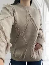 Sweater beige de punto con cuello redondo y diseño con rombos y flecos.