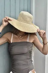 Traje de baño enterizo color visón con diseño fruncido en el frente y tirantes finos en color natural.