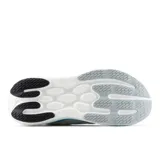 Championes de running New Balance modelo 1080 V15 para mujer, color blanco con detalles en celeste y suela blanca. Presentan capellada de malla transpirable y entresuela con tecnología Infinion.