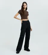 Blusa cropped de Blue Steel, confeccionada en algodón con elastano. Presenta cuello redondo, mangas cortas y un diseño básico ajustado al cuerpo.