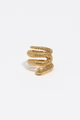 Anillo dorado con diseño de serpiente en espiral, con textura de escamas detallada y acabado brillante.