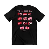 Remera negra de algodón con estampado gráfico en la espalda que presenta el título Trinchera y una serie de banderas estilizadas en tonos rojos y rosados.