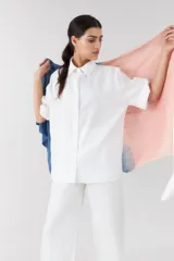 Pañuelo rectangular de seda con diseño degradado en tonos blanco, rosado y azul índigo.