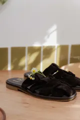 Sandalias bajas color beige con tiras de cuero entretejidas.