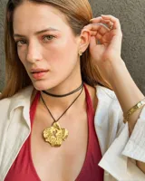 Aros tipo caravanas de diseño orgánico con forma irregular y textura rugosa, con acabado metálico brillante.