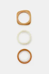 Pack de tres pulseras rígidas de resina en tonos tostado, beige y marrón, con formas combinadas circulares y cuadradas.