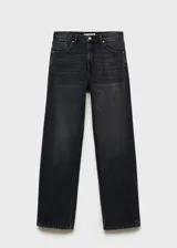 Jeans de tiro alto y diseño recto en color negro lavado. Cuenta con cinco bolsillos, trabillas para cinturón y cierre frontal con cremallera y botón metálico.