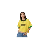 Chomba amarilla de manga corta con cuello polo negro de rib con detalles en verde y puños verdes. Cuenta con estampa gráfica centrada en el pecho y logo de la marca en menor tamaño en la parte superior.